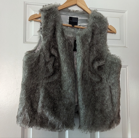 🆕 NWT {The Limited} Faux Fur Vest - Picture 8 of 10